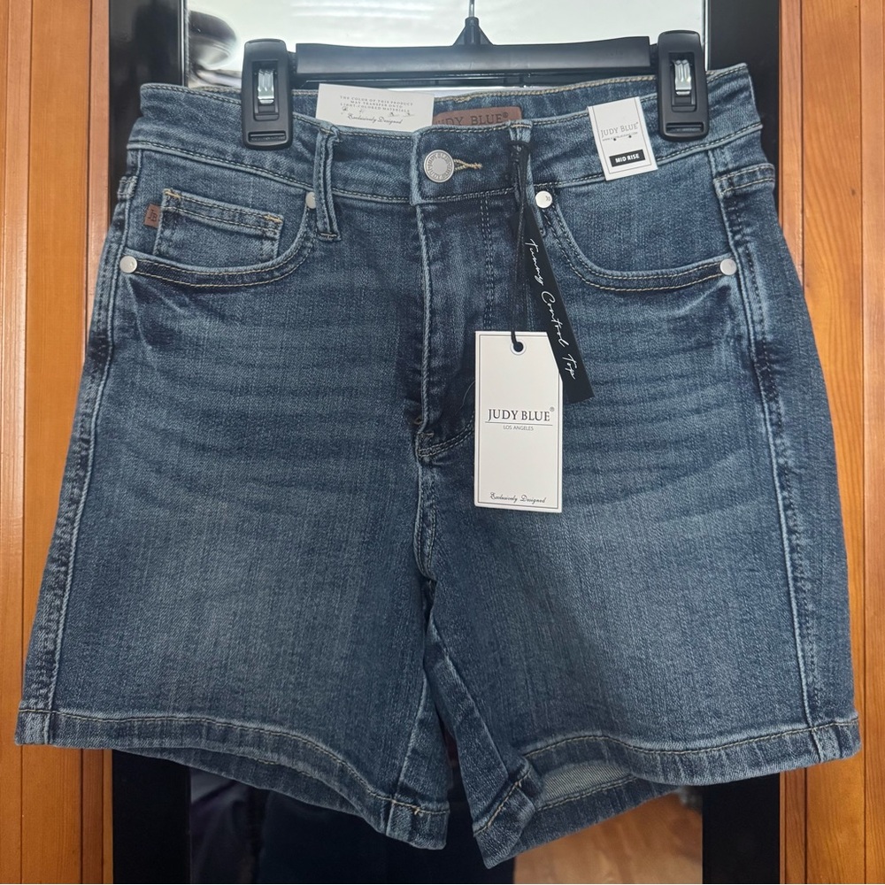NWT Judy Blue "Lena" Mid-rise, Tummy Control, Medium Blue Denim Shorts in Small